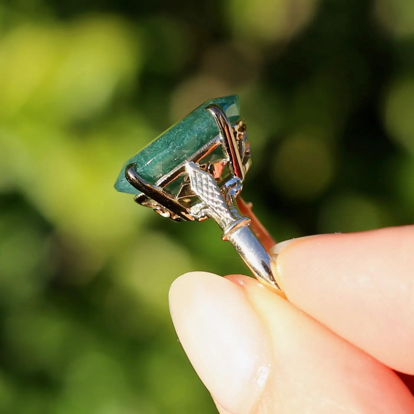 8ct Oval Moss Agate Claw Set Cocktail Ring, 14ct Yellow Gold, size Q1/2 or just over 8.25