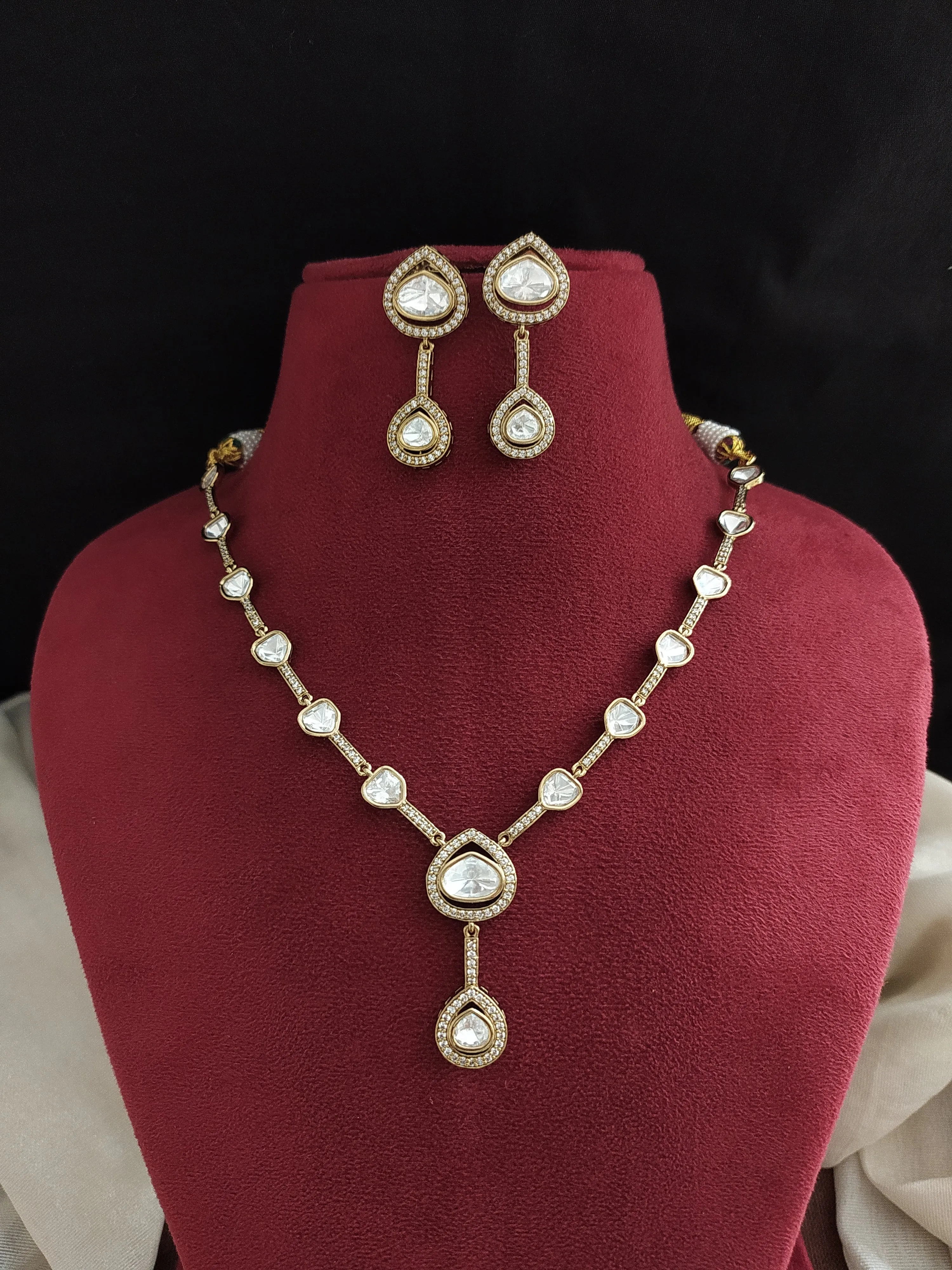 Designer Kundan Necklace Set – Tear-Drop Pendant with Matching Earrings