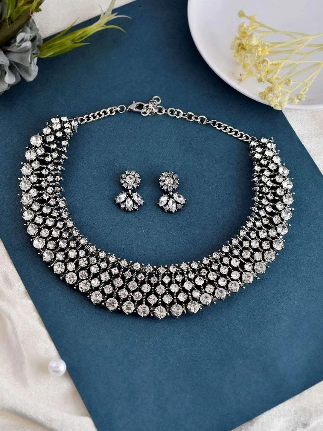 Saili Satwe Rangan In Diamond Choker With Earrings Silver